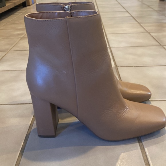 Marc Fisher Tan Ankle Boot With Zipper Size 9 - Picture 3 of 4